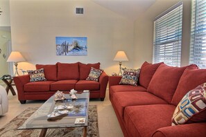 Casa, 4 dormitoris | Sala d'estar | Reproductor de DVD 