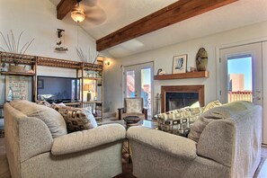 公寓, 3 間臥室 | 起居區 | DVD 播放機