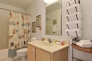 Kondominium, 3 kamar tidur | Kamar mandi | Kombinasi shower/bathtub dan handuk