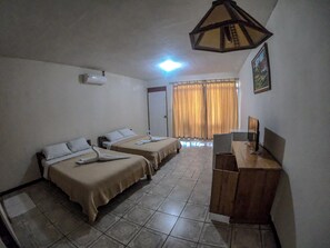 Minibar, caja de seguridad en la habitación, wifi gratis y ropa de cama