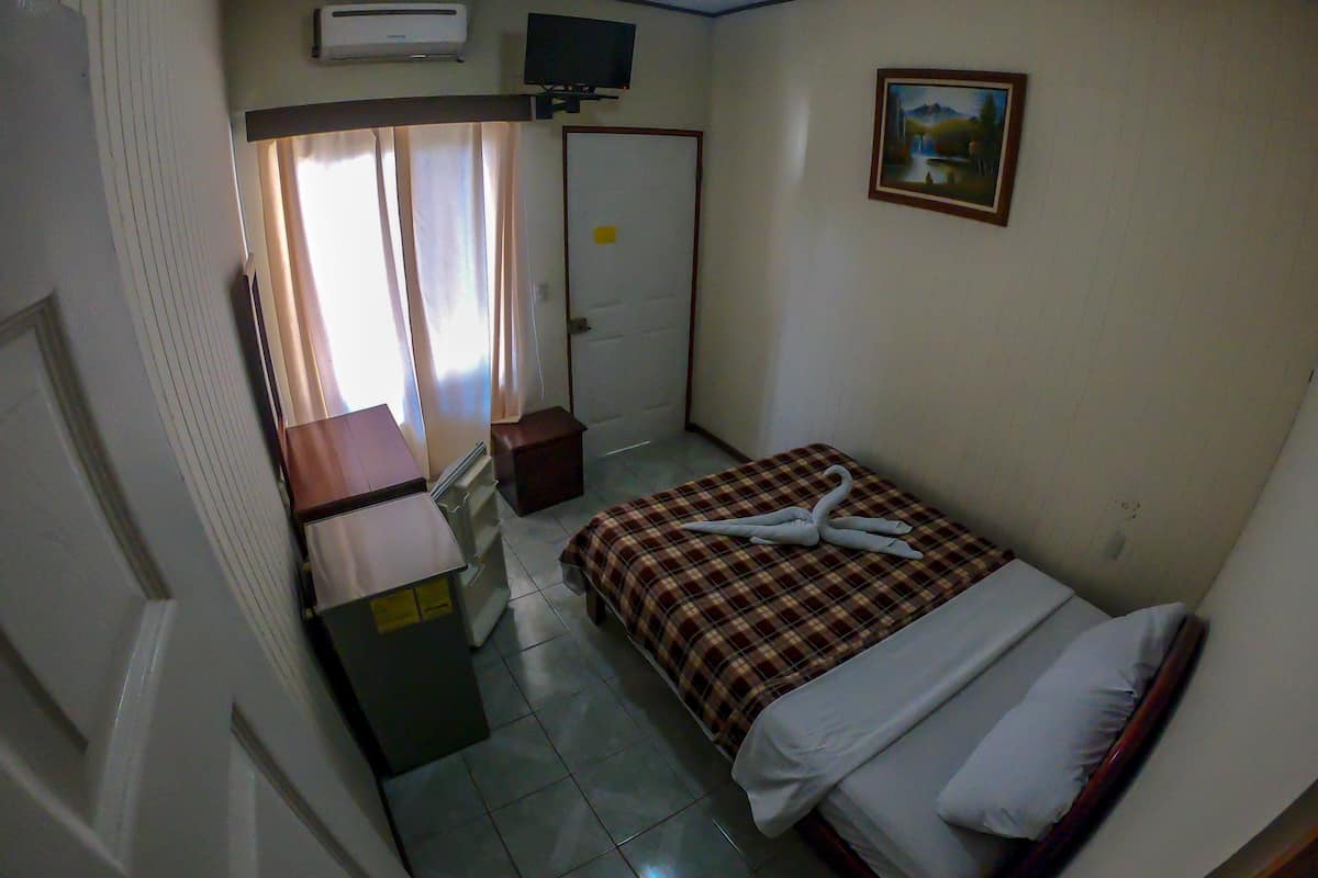 standard room | minibar, in-room safe, free wifi, bed sheets