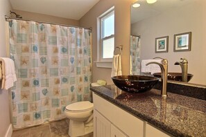 Combined shower/bathtub, towels - Mi Casa Tu Casa downstairs (Port Aransas)