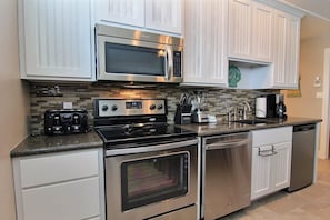 Een koelkast, een magnetron, een koffiezetapparaat/waterkoker