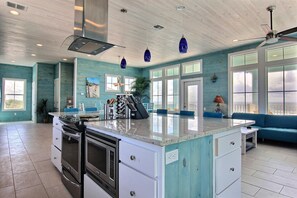 Réfrigérateur, micro-ondes, plaque de cuisson, lave-vaisselle