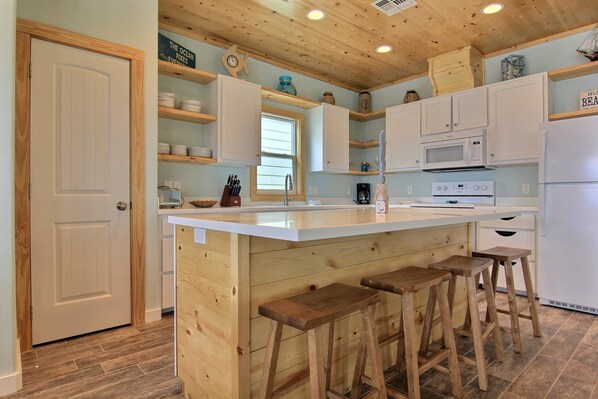 House, 4 Bedrooms | Private kitchen