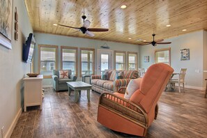 House, 4 Bedrooms | Living area