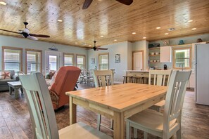 House, 4 Bedrooms | In-room dining