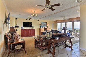 House, 4 Bedrooms | Living area