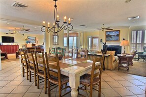 House, 4 Bedrooms | Living area