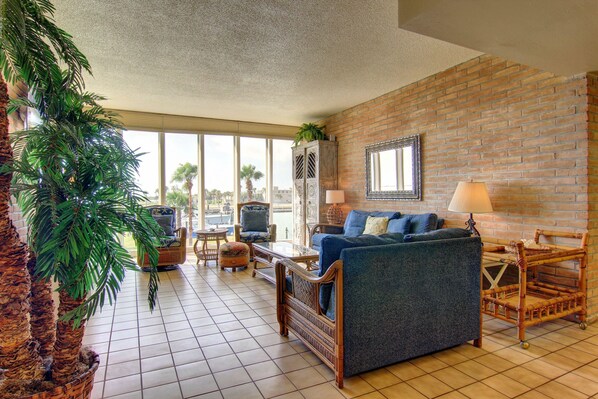 Condo, 2 habitaciones | Sala de estar | Televisión 