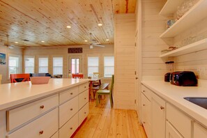 Fridge, microwave, oven, stovetop - Shore To Love IT OV36 (Port Aransas)