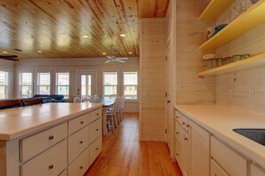 House, 4 Bedrooms | Private kitchen