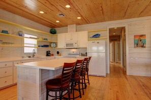 House, 4 Bedrooms | Private kitchen