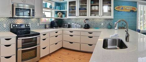 Geladeira, micro-ondas, cafeteira/chaleira