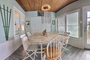 House, 2 Bedrooms | In-room dining