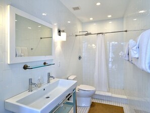 Jetted bath, free toiletries, towels