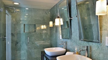 Jetted tub, free toiletries, towels