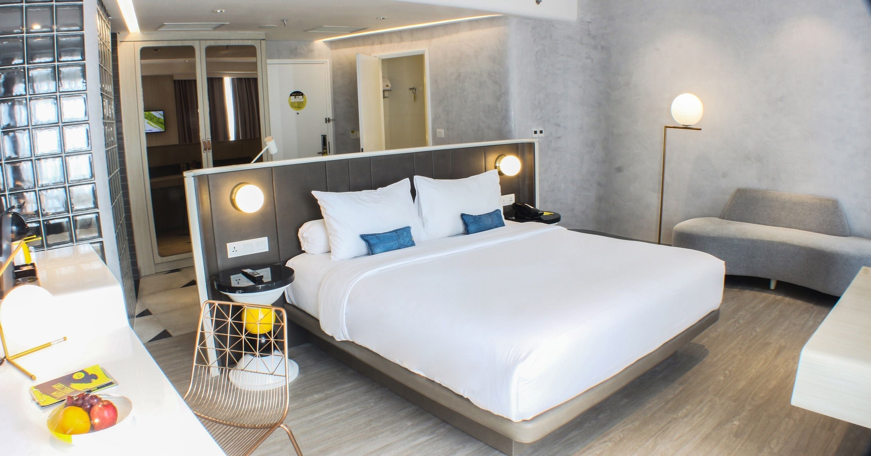 Suite (Yello) | Caja de seguridad en la habitación, escritorio y cortinas blackout 