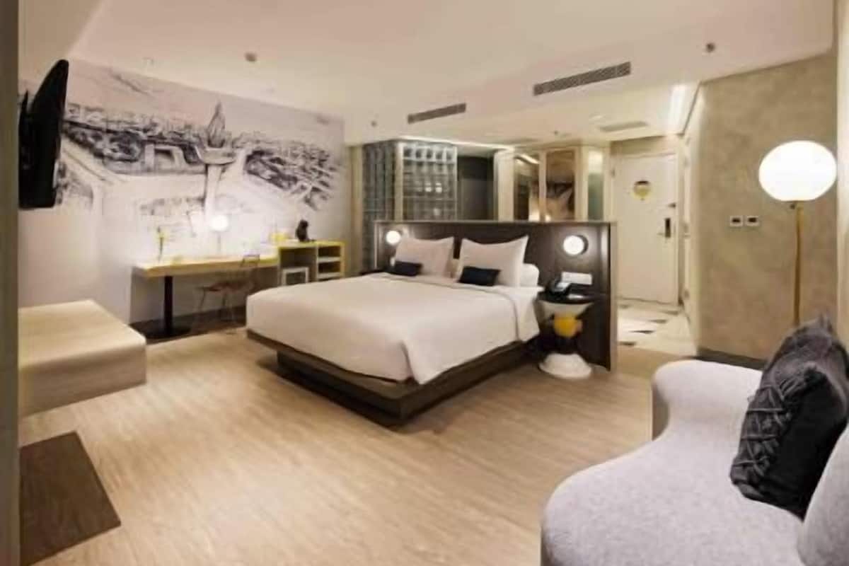 In-room safe, desk, blackout drapes, soundproofing