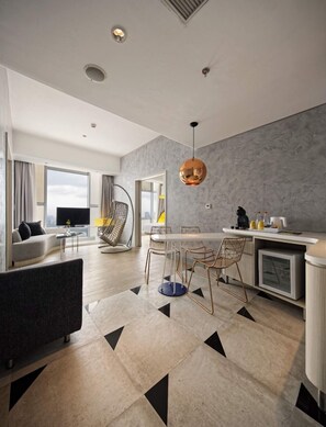 In-room safe, desk, blackout drapes, soundproofing - YELLO Hotel Harmoni Jakarta (Jakarta)