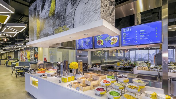 Un área de bufé con diversas opciones de comida y una carta de bebidas.