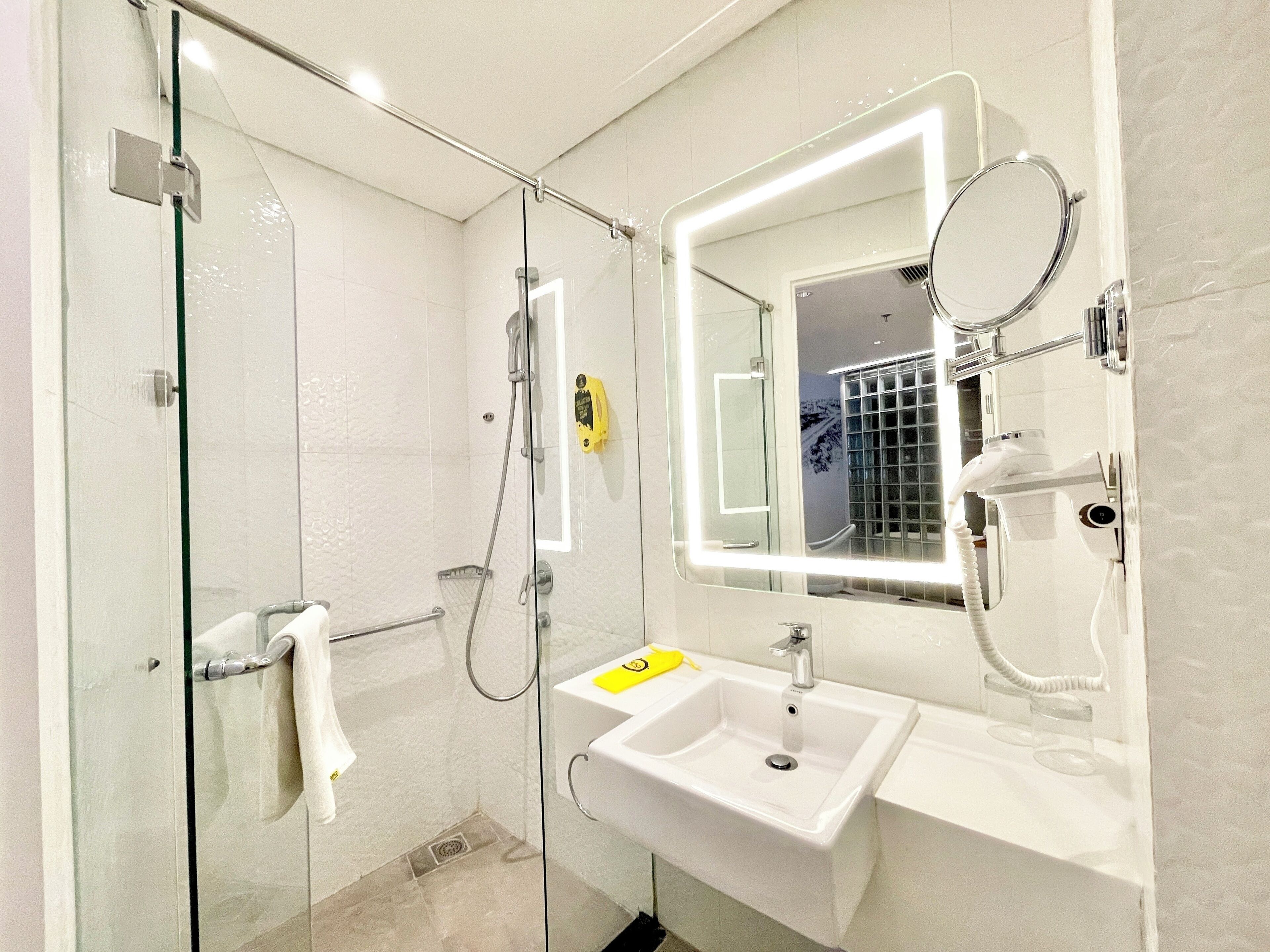 suite (yello) | bathroom | free toiletries, hair dryer, slippers, towels