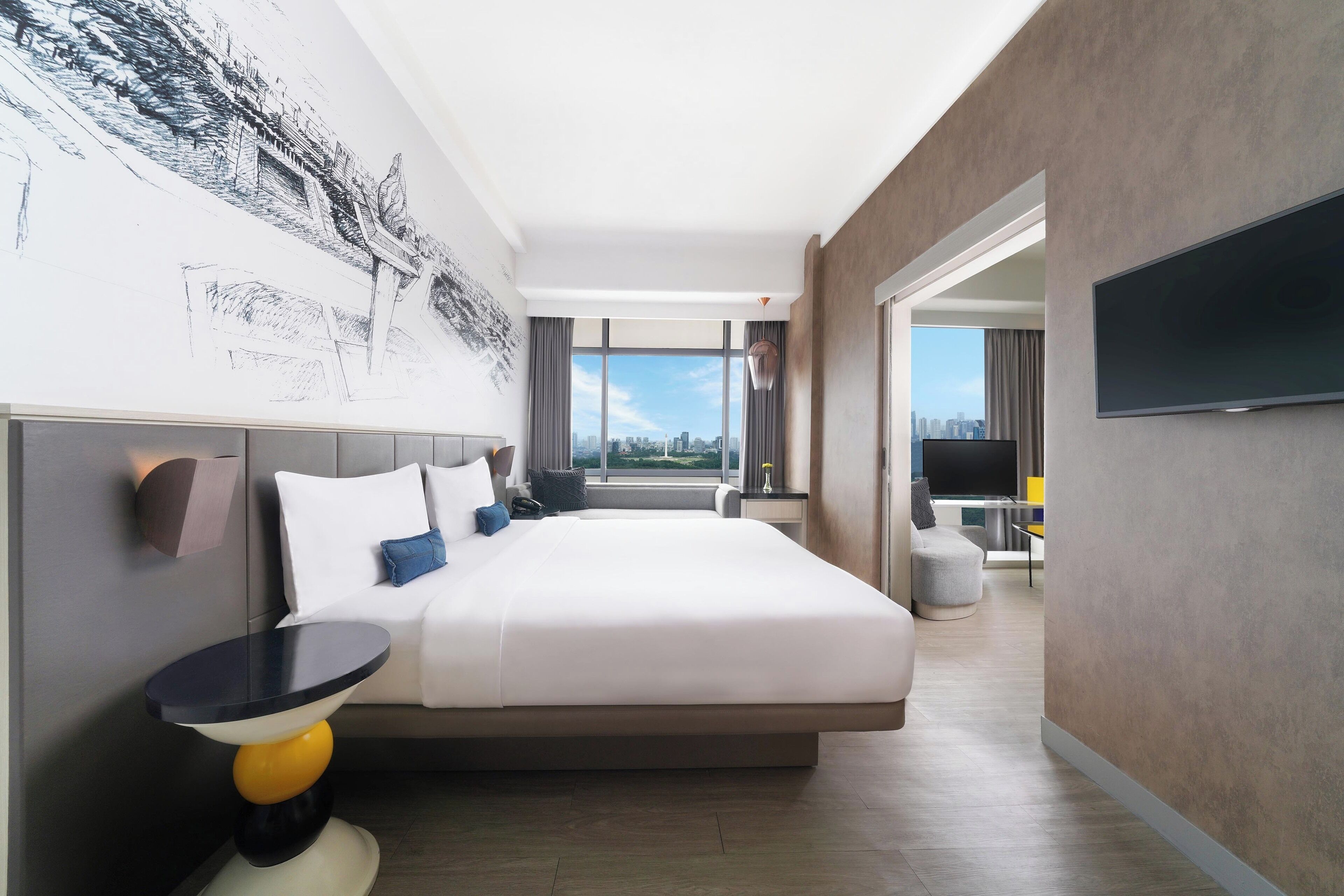 Safe på rommet, skrivebord, blendingsgardiner og lydisolert