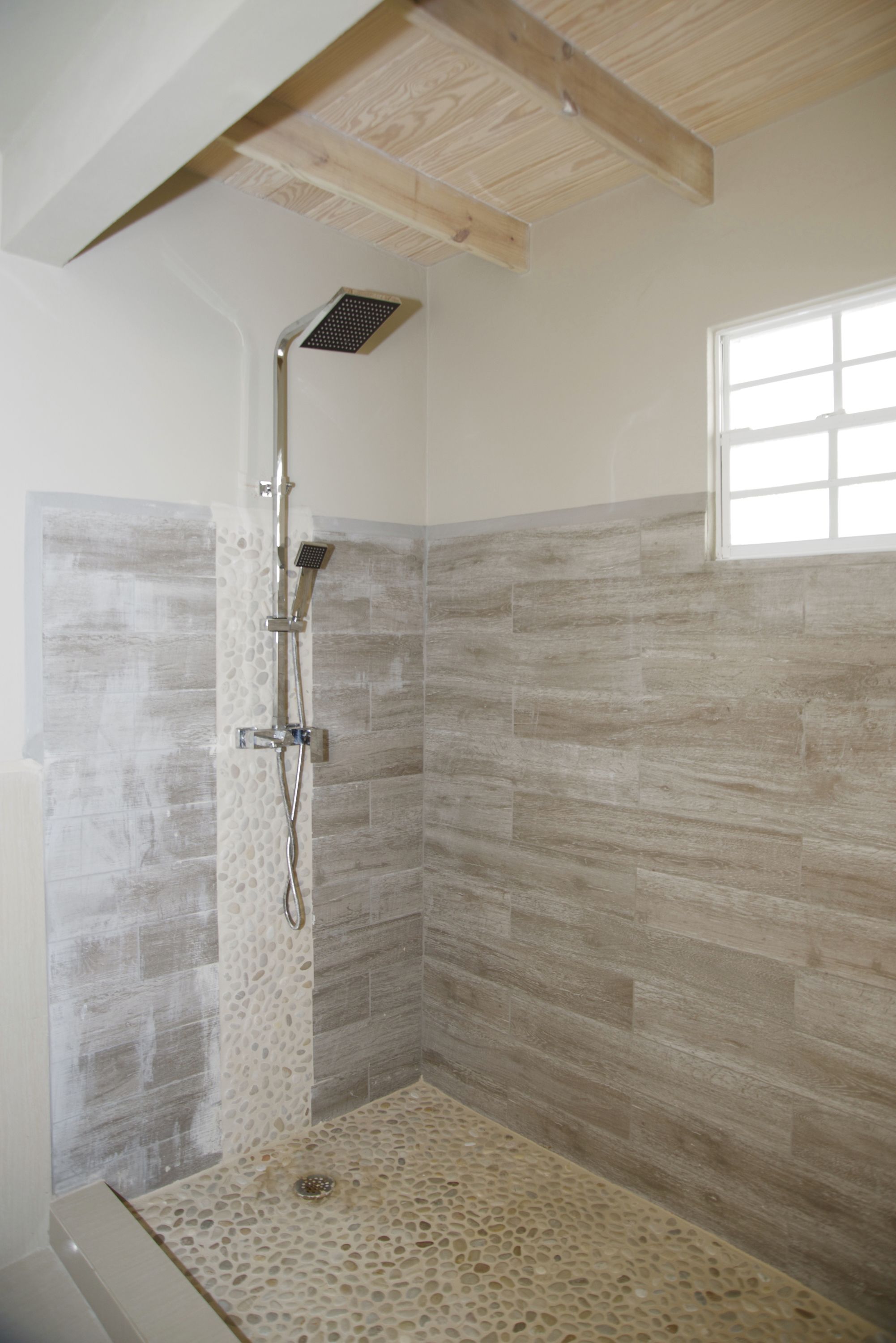 Douche, articles de toilette gratuits, sèche-cheveux