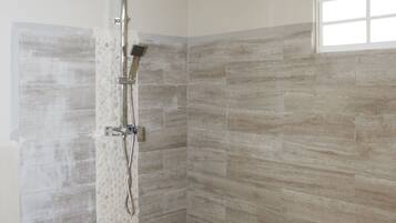 Douche, articles de toilette gratuits, sèche-cheveux
