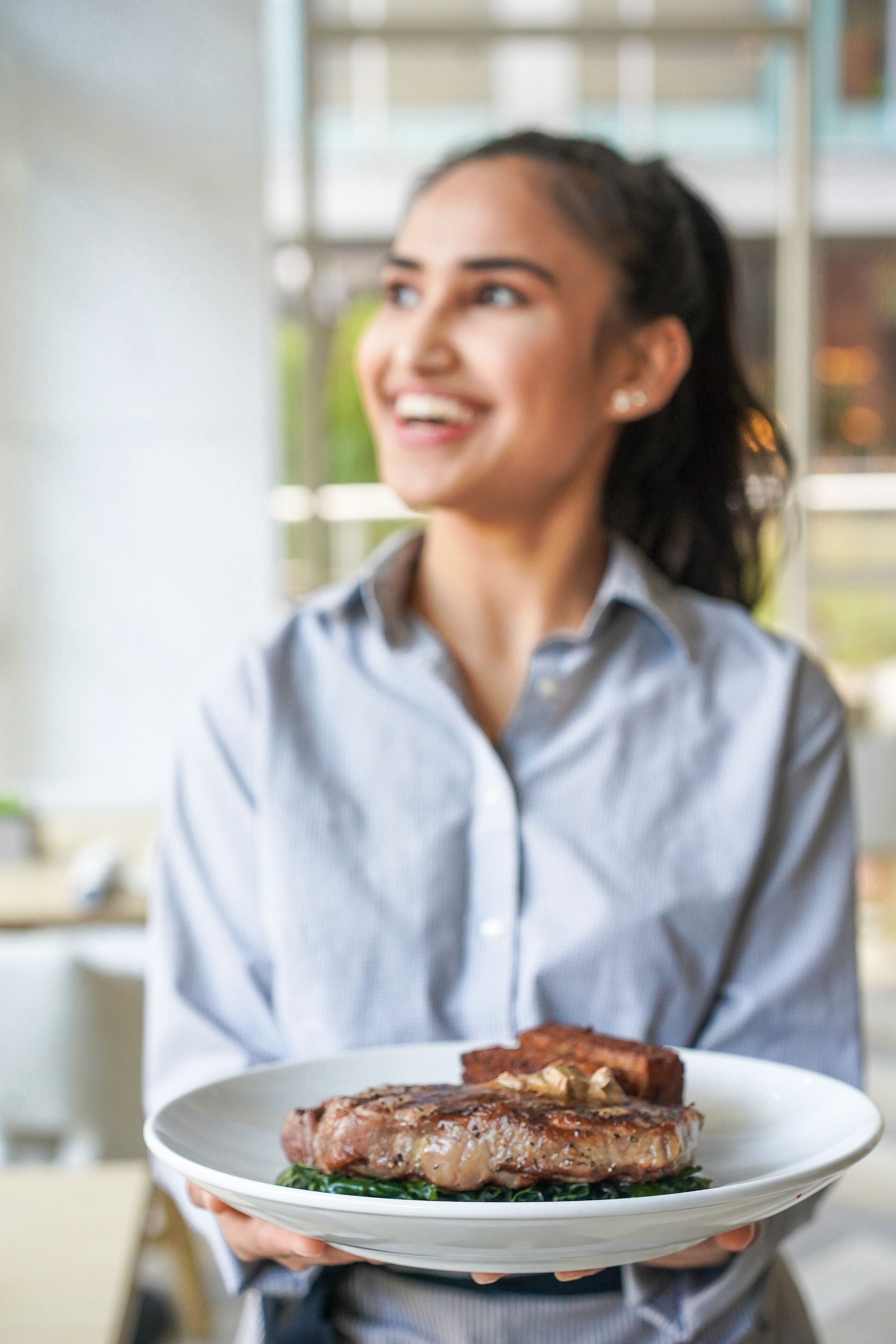 Une personne tenant une assiette de nourriture.