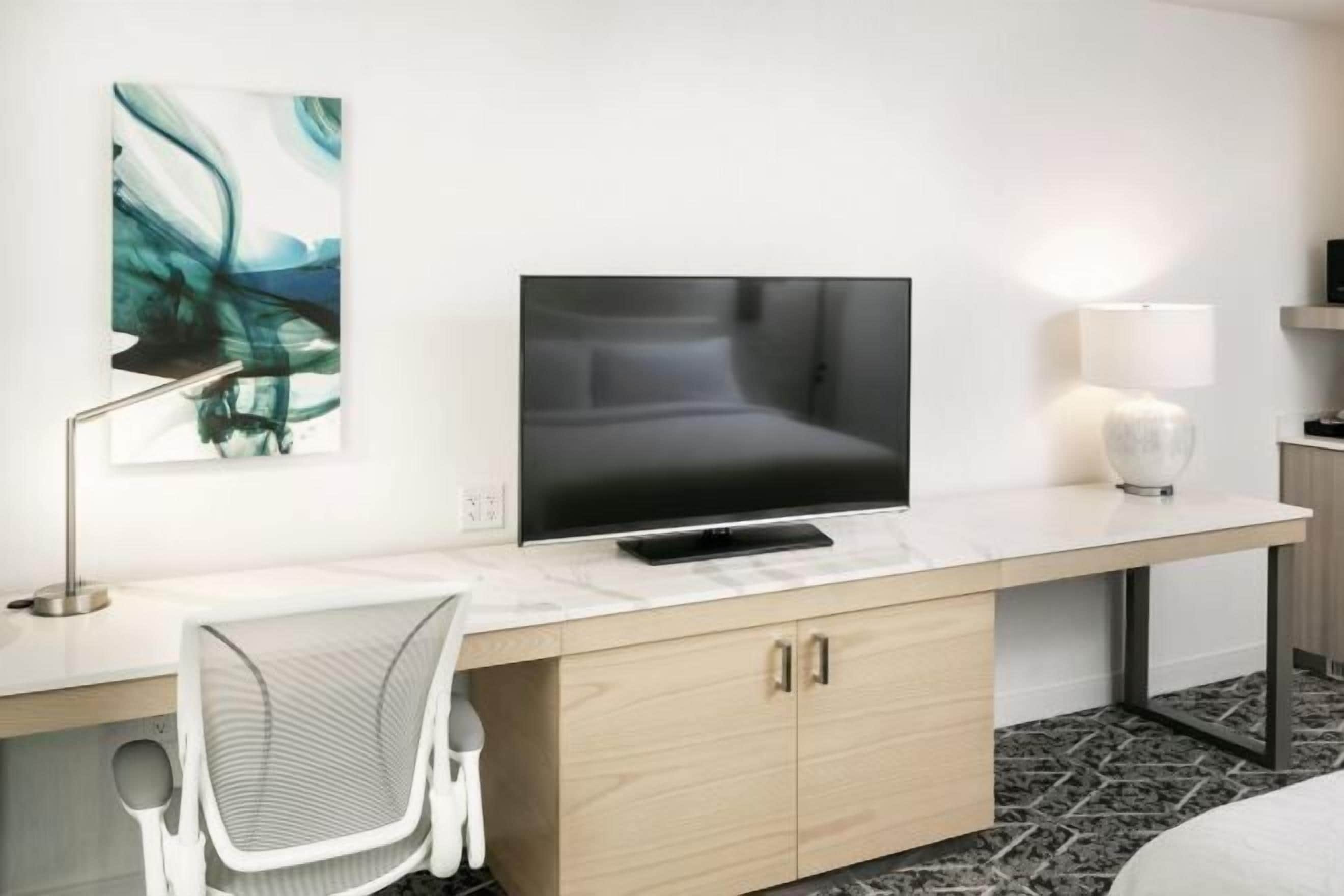 房內夾萬、書桌、手提電腦工作空間、遮光窗簾/窗簾