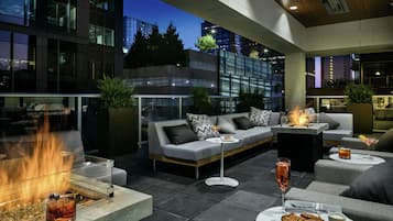 Se sirven desayunos, cenas y cocina local e internacional