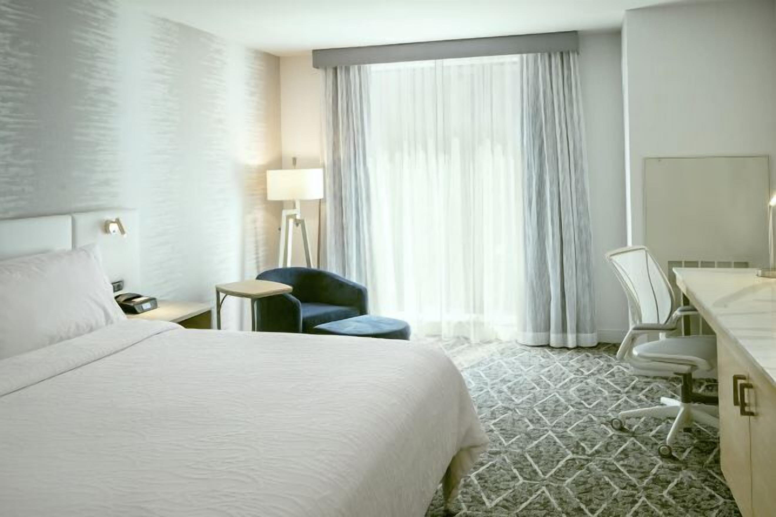 房內夾萬、書桌、手提電腦工作空間、遮光窗簾/窗簾