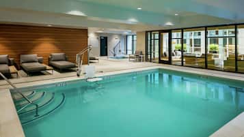 Una piscina cubierta