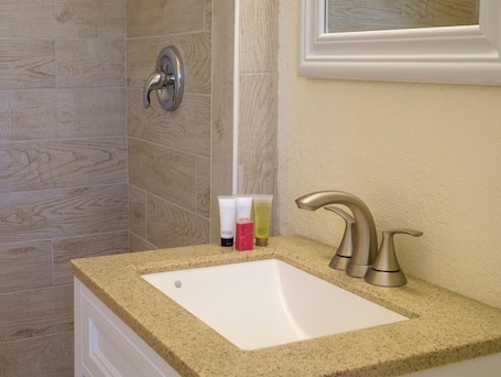 Free toiletries, hair dryer, towels. Atlantic Hideaway