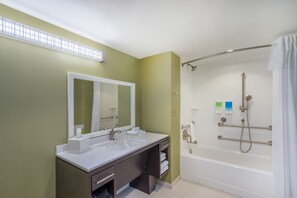 Estudio, 1 cama de matrimonio grande, no fumadores (mob/hearing acc w/ bathtub) | Baño | Artículos de higiene personal gratuitos y toallas