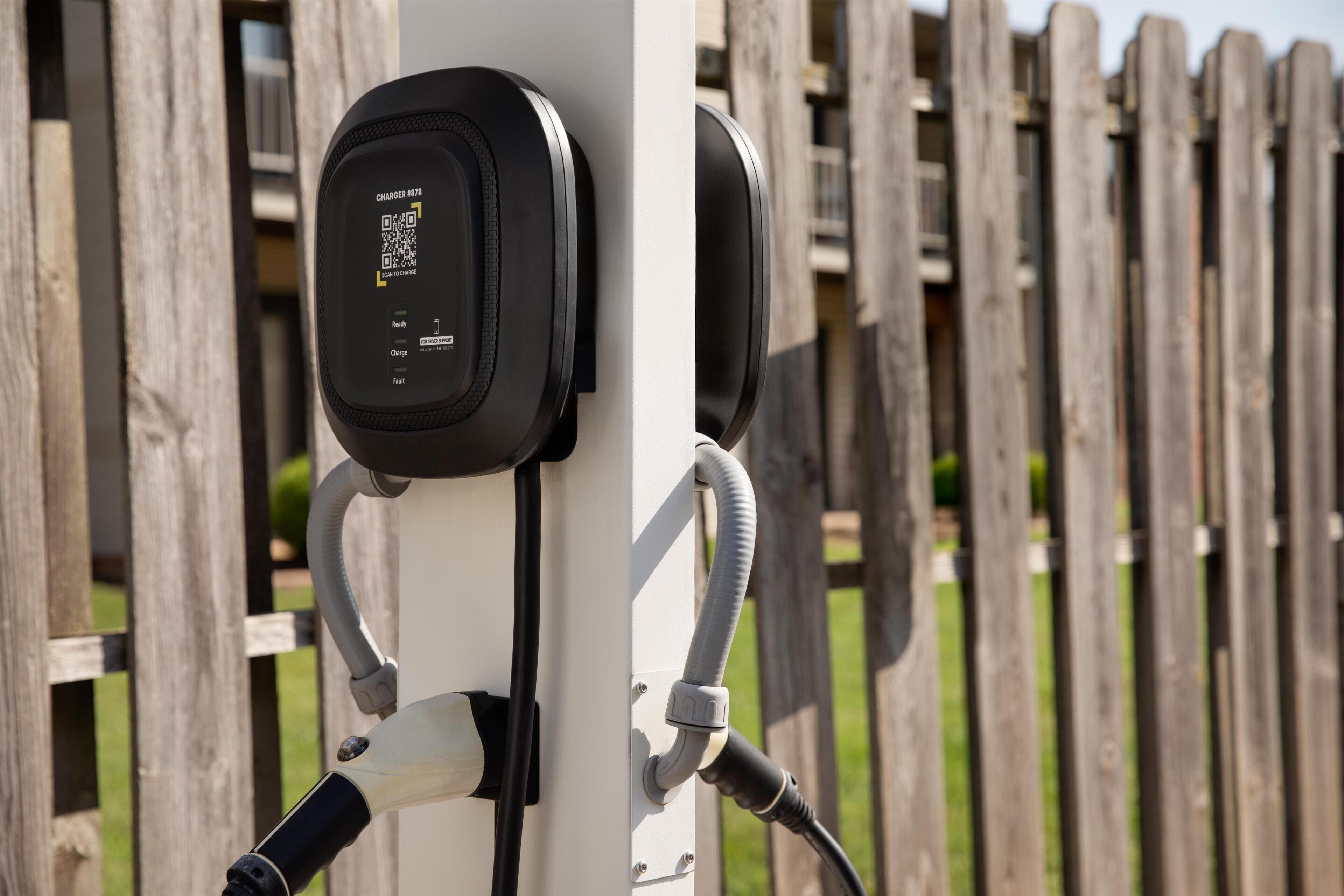 Uma estação de carregamento com um código QR, um cabo e um conector.