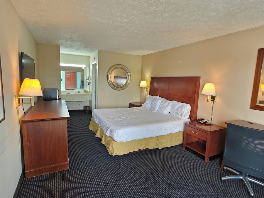 Room, 1 King Bed, Non Smoking | Desk, free WiFi, bed sheets