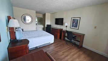 Escritorio, wifi gratis y ropa de cama 