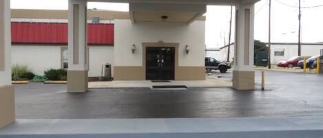 Vista frontal de la propiedad