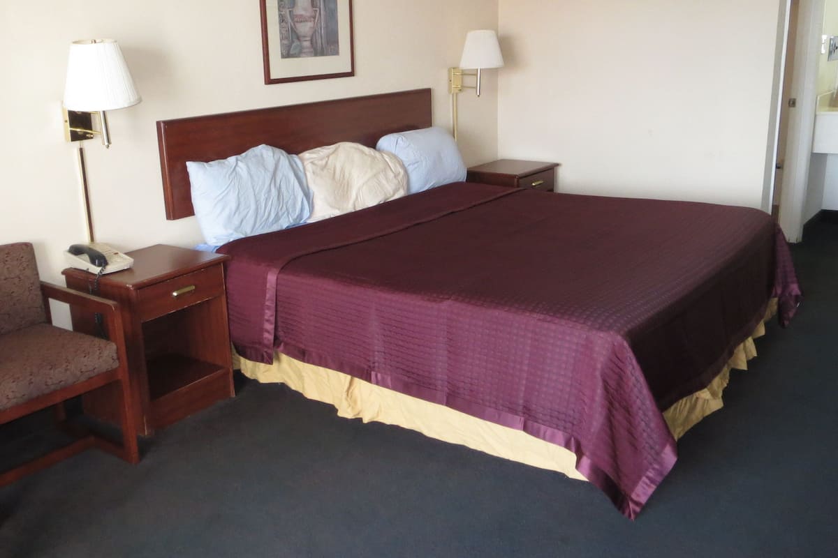 Een bureau, gratis wifi, beddengoed