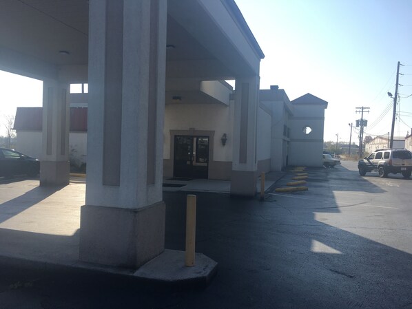 Property entrance - Travelodge by Wyndham Richmond Kentucky (Richmond)