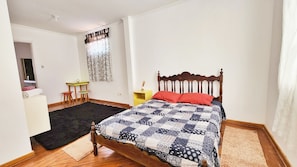 Economy Double Room | Free WiFi, bed sheets - Red Monkey Hostel: Barra Funda (São Paulo)