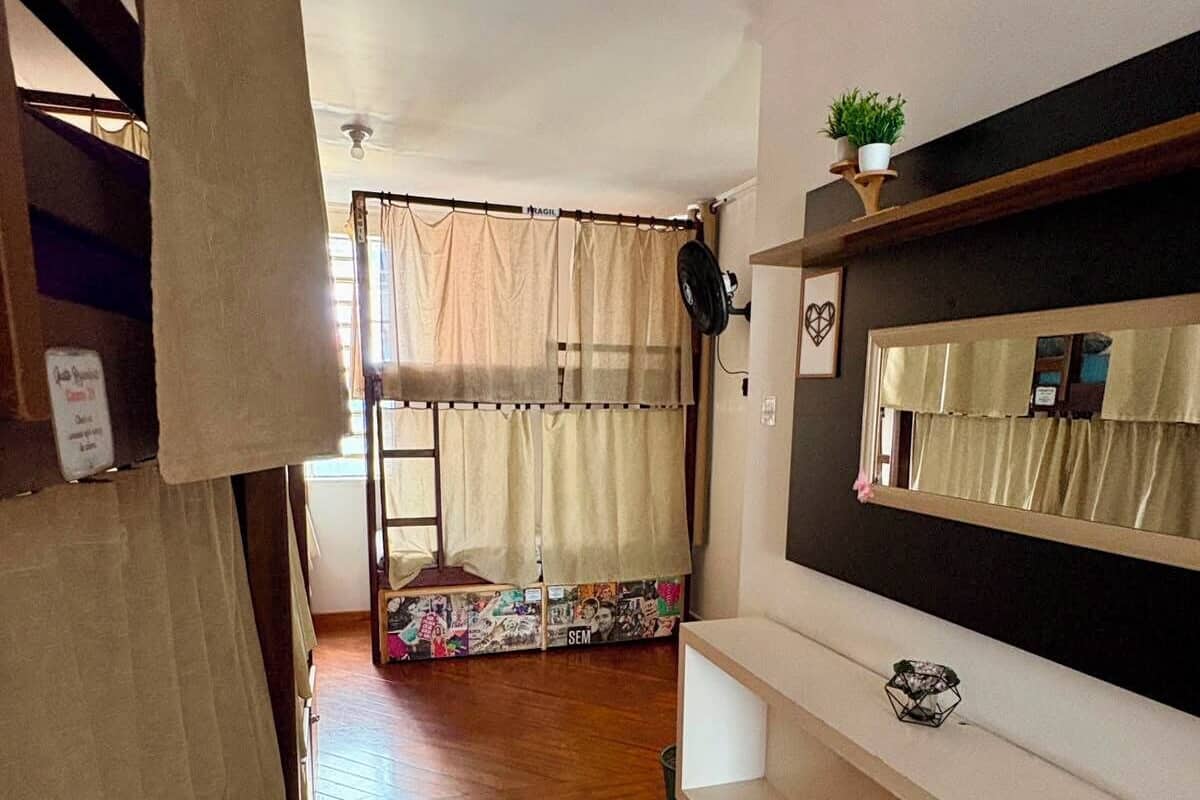 Cama em dormitorio feminino com 8 camas e ventilador | WiFi (free), bed sheets
