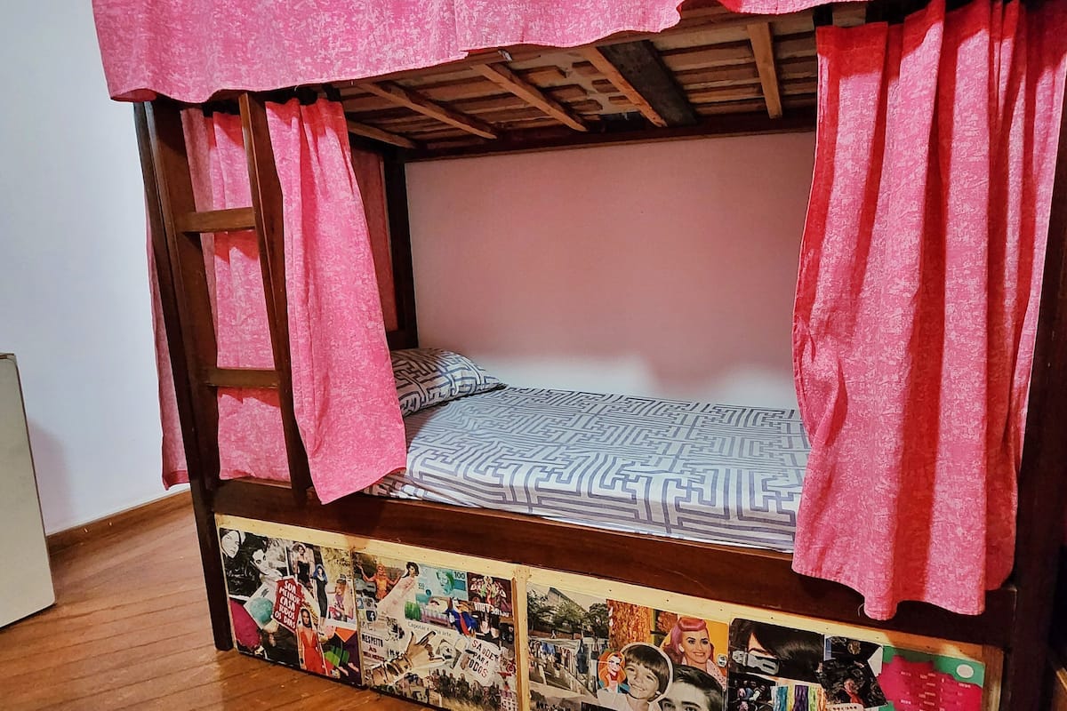 Cama em dormitorio feminino com 8 camas e ventilador | Kostenloses WLAN, Bettwäsche