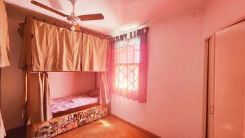 Cama em dormitorio misto com 4 camas e ventilador | WiFi (free), bed sheets