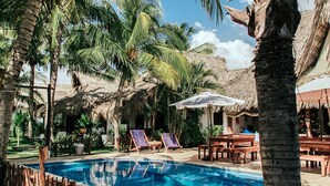 Outdoor pool - Paredon Surf House (Sipacate)