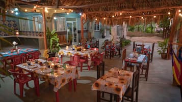 Se sirven desayunos, comidas, cenas y cocina mexicana