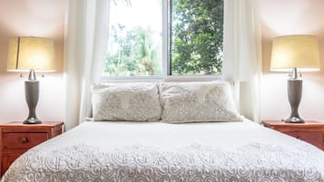 Suíte família, 2 quartos, cozinha, vista para o jardim | Escrivaninha, ferros/tábuas de passar roupa