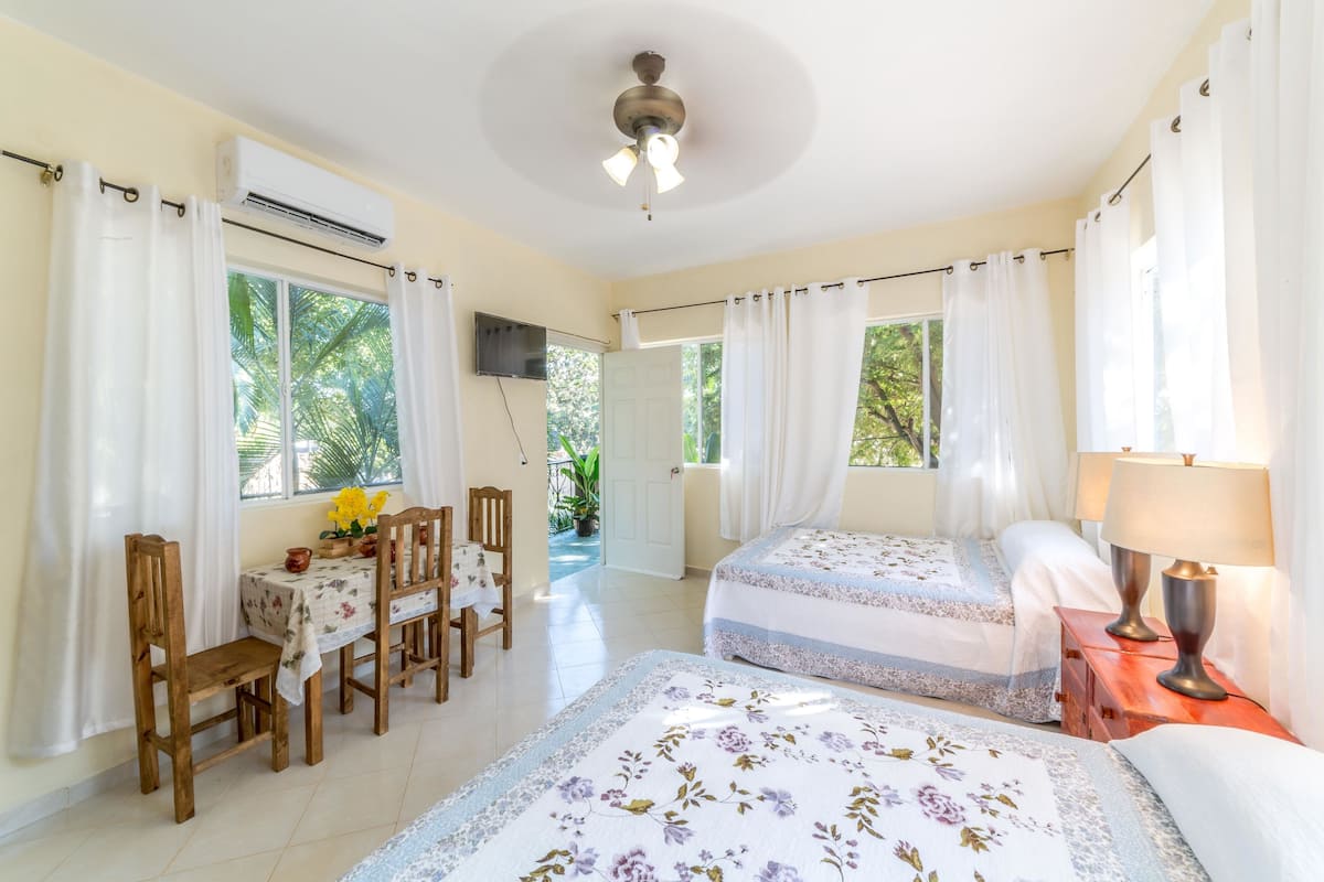 Standard-Doppelzimmer, Mehrere Betten, Balkon, zum Garten hin